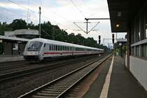 61 80 80-91 101-8 an der Spitze eines IC's nach Karlsruhe am Abend des 20.06.14 in Neu-Isenburg.
Schublok war 101 119-6.