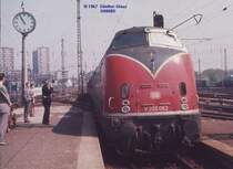 V 200 062 f�hrt 1967 mit Personenzug in Stuttgart Hbf. ein.