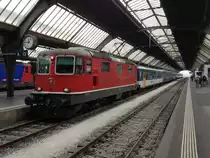 Die Re 4/4 II 11122 wird mit ihrem EWI/II Pendel aus dem Vorfeld in den HB Z�rich rangiert, um in K�rze als Ersatz IR 2022 nach Bern zu fahren. Direkt hinter der Lok ist ein AB EWII anstelle eines 2. Klasswagens eingereiht, in Bern wird er jedoch wieder ausgereiht, 13.09.2014.