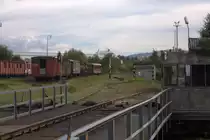 Über die Drehscheibe hinweg ein Blick auf das aufgelassene BW Turnov in Tschechien.
Ein Verein bemüht sich um die Aufarbeitung zahlreicher Fahrzeuge. Besucher sind immer willkommen und können nach Herzenslust fotografieren.Eine kleine Spende versteht sich von selbst.Die Turnovska Babicka startet von hier zu Sonderfahrten Richtung Jicin.  13.09.2014  12:07 Uhr.