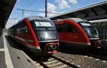 Hier links 642 022-8 als RE56 (RE16148) von Erfurt Hbf. nach Nordhausen und rechts 642 720-7  Hansestadt Stendal  und 642 668-8  Gartenträume Sachsen-Anhalt  als RE10 (RE17790) von Erfurt Hbf. nach Magdeburg Hbf., diese Triebzüge standen am 19.8.2014 in Erfurt Hbf. 