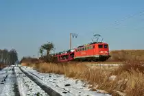 140 028-2 fuhr am 31.01.2014 mit einem Güterzug von Emden nach Osnabrück, hier bei Veenhusen.