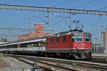 Re 4/4 II 11118 durchfährt den Bahnhof Muttenz. Die Aufnahme stammt vom 08.09.2014.