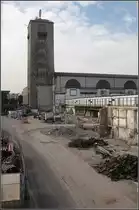 Der amputierte Bonatzbau -

Blick vom Zugangsteg zum Bahnhofsturm mit fehlendem Südflügel.

Stuttgart Hbf, 18.04.2014 (Matthias)