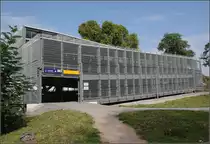 Vom Biergarten zu den Gleisen -

Die Baustelle für Stuttgart 21 hat vor einiger Zeit zu einem neuen Zugang zum Hauptbahnhof geführt. Vom Schlossgarten etwa auf Höhe des Planetariums direkt bei einem Biergarten führt ein vergitteter Rampenweg direkt zu dem nach hinten verlegten Querbahnsteig.

Hier der Eingang im Schlossgarten. Zunächst läuft man einmal im Kreis um Höhe zu gewinnen, ähnlich einem Kreiskehrtunnel bei Bergbahnen.

18.09.2014 (Matthias)