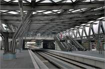 Messe/Ost (EXPO-Plaza) -

Neben dem Bahnhof Hannover Messe / Laatzen gibt es einen weiteren sehr großzügig dimensionierten Bahnhof auf der anderen Seite des Messegeländes. Auch dieser entstand zur EXPO 2000. Bedient wird der dreigleisige Bahnhof von der Linie 6 der Stadtbahn Hannover. Die Stadtbahnzüge wenden im Anschluß an die Haltestelle mittels einer Wendeschleife. 

01.11.2006 (M)