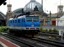 CD E-Lok 371 001-9 hält am frühen Abend des 12. Juli 2014 abgestellt in Dresden Hauptbahnhof.