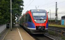 Die Euregiobahn (RB20) aus Heerlen(NL)-Stolberg-Altstadt-Düren kommt die Kohlscheider-Rampe hoch aus Richtung Herzogenrath und hält in Kohlscheid und fährt in Richtung Richterich,Laurensberg,Aachen-West.
Bei Regenwetter am Morgen vom 18.9.2014.