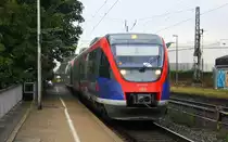 Die Euregiobahn (RB20) aus Heerlen(NL)-Stolberg-Altstadt-Düren kommt die Kohlscheider-Rampe hoch aus Richtung Herzogenrath und hält in Kohlscheid und fährt in Richtung Richterich,Laurensberg,Aachen-West.
Bei Regenwetter am Morgen vom 18.9.2014.