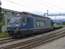 BLS - 465 005-7 bei der ausfahrt aus dem Bahnhof Kerzers am 31.08.2014