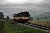 810 193-3 ist abends als Os 18119 von Volary nach Strakonice unterwegs bei Záton.Bild
vom 14.4.2014