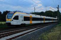 Abendstimmung in Kleinenbroich und der Eurobahn ET 7.02 ist mit dabei auf seinem Weg nach Hamm als RE13. 