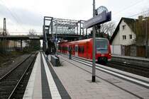 S-Bahnhof HD-Kirchheim/Rohrbach: Einfahrender S-Bahnzug der Linie von Karlsruhe �ber HD bis Mannheim. Dieser Bahnhof bedient den S�den Heidelbergs mit der Nord-S�d Linie. Erst 2004 fertiggestellt sind die Bahnh�fe alle sehr modern und mit Aufzuegen ausgestattet, auch die Busanbindung ist gut, allerdings k�nnten Zuege und Busse h�ufiger fahren, da oft �berf�llt. 