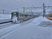 Serie 701 des Bezirks Akita - durchs Gebirge von Akita nach Aomori: Ausfahrt der beiden Züge 701-17 und 701-25 aus Ôwani Onsen, 11.Februar 2013. 