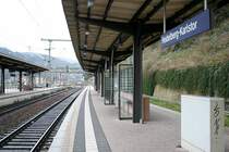 S-Bahnhof HD-Karlstor: Im Osten Heidelbergs, nahe der Altstadt liegt dieser Bahnhof der S-BahnRheinNeckar. Sehr sch�n gelegen neben Neckar und Schloss, wird er von Touristen und Studenten gut angenommen. Hier halten die Linien die nach K'lautern bzw Mosbach fahren.