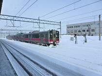 Serie 701 des Bezirks Akita - durchs Gebirge von Akita nach Aomori: In Hirosaki machen die beiden Züge 701-103 und 701-16 Mittagspause. Der Himmel zeigt sich zwar blau, doch schneit es. 11.Februar 2013. 