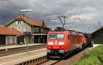 185 023-9 und 294 868-5 mit dem Ek 55834 (Villingen(Schwarzw)-Offenburg Gbf) in St.Georgen 18.8.14