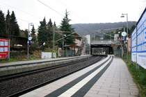 S-Bahnhof Weststadt/S�dstadt: Der Bahnhof bedient den Sueden Heidelbergs. Die S-Bahnlinien fahren hier nach Mosbach, bzw nach Mannheim/K'lautern. Die Bahnh�fe der Linie wurden fast alle erst 2004 fertiggestellt und in vorhandene Bahnlinien des Fernverkehers eingebunden, deshalb die vielen Seitenbahnsteige. Die Verbindung in die Innenstadt Heidelbergs ist durch die vorhandenen Strassenbahnlinien gut.