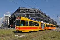 Be 4/8 223 zusammen mit dem Be 4/6 208 auf der Linie 11 überqueren den Lothringerplatz, kurz vor der provisorischen Endhaltestelle Bahnhof St.Johann. Die Aufnahme stammt vom 07.09.2014.