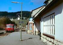 Nebenbahnidyll im Bf. Willingen mit 796 690 auf Sonderfahrt am 20.03.1996