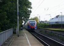 Die Euregiobahn (RB20) aus Heerlen(NL)-Stolberg-Hbf kommt die Kohlscheider-Rampe hoch aus Richtung Herzogenrath und hält in Kohlscheid und fährt in Richtung Richterich,Laurensberg,Aachen-West.  
Bei schönem Sonnenschein am Morgen vom 19.9.2014.