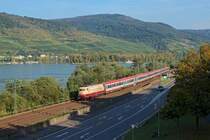 Gerade noch rechtzeitig vor den Schatten schaffte es in Rheindiebach am 17.9.2014 der IC 118 mit der 103 113 und 11 Minuten Verspätung