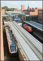 Lok 23 der WLE hat sich soeben von Ihrem Sonderzug am Gleis 2 gelöst um ihn zu Umfahren.
Links VT648 083 der NWB, kurz vor seiner Ausfahrt von Wilhelmshaven nach Esens. 19/09/2014