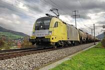 Siemens ES 64 U2-095. Unterwegs im schweizer Kanton Aargau bei Frick. Die leeren Kesselwaggons sind schon von weitem gut zu h�ren, aber einen Eisenbahnfotografen st�rt das wenig. 17.11.2006