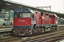 Co-Co-Diesellok N 474  City of Traralgon  (Clyde 1987), eine Breitspurlok (1600 mm) der V-Line in Melbourne Spencer Street Station, 6. November 2006. Diese Lok, eine australische Konstruktion mit einem GM-EMD 12-645 E3B-Dieselmotor, geh�rt zu den 25 Maschinen der N-Class, welche den Grossteil der lokbespannten Reisez�ge sowie auch G�terz�ge bef�rdern.