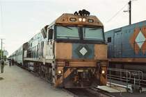 Co-Co-Diesellok NR 48  Northam  (Goninan 1996), eine Normalspurlok der Pacific National in Cook, 30. Oktober 2006. Die Loks der NR-Class sind heute die Standardloks auf dem australischen Normalspurnetz. Mit modernen General-Electric (GE)  Dash 9  Traktionskomponenten versehen sind die Maschinen sehr leistungsf�hig (4020 PS), die Besonderheit ist aber, dass sich die Maximalleistung je nach Einsatzzweck in drei Stufen reduzieren l�sst. Die Vmax betr�gt 115 km/h.