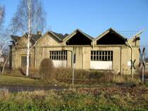 Der Wurzener Lokschuppen vom Feldweg aus gesehen, 29.12.06