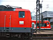 Den Ausl�ser hab ich doch noch rechtzeitig gedr�ckt, als ein VT 650 als RegionalExpress nach Ulm HBF auf Gleis 3 ins Bild kam. Hier sieht man die BR 143 817-5 von der Seite. Sie zog einen RegionalExpress von Aalen nach Stuttgart HBF. Foto: Aalen, 04.01.07.