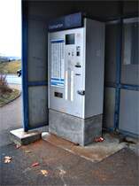 Tz, tz, tz...Was sich die Jugendlichen da erlaubt haben, da verschl�gt es mir schon mal die Sprache. Man muss wohl vor dem Fahrkartenautomaten seine B�ller loslassen, damit auch den Boden total verdrecken und das Beste: Die durchsichtige Klappe, in der man sich den Fahrschein herausholt, ist jetzt total verschmutzt mit dem B�llerpulver und die Scheibe hat einen schwarzen Fleck vom Feuer. Da haben doch welche die Klappe aufgemacht, den B�ller hineingelegt und diesen dann somit im Automaten platzen lassen.
Wenn man sich dann seine Fahrkarte holen will, macht man sich erstmal seine Finger dreckig und diese stinken dann nach dem Pulver...Ein Gl�ck das erstens der Automat nicht kaputt war, sonst h�tten die schon mal richtig �rger bekommen und zweitens haben die auch Gl�ck gehabt, dass sie niemand gesehen hat. Am Regionalbahnhof Hofen(b Aalen), der nicht mal eine Bahnhofsuhr hat (zweigleisig), passt erst recht in der Silversternacht niemand auf, was da getrieben wird...