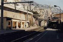 Zum Vergleich der alte Bahnhof Monaco/Monte Carlo, aufgenommen im M�rz 1998. Der neue Bahnhof war damals im Bau, die Tunneleinfahrten waren auf beiden Seiten im Rohbau fertig. Sicher ist das jetzt alles zugebaut, denn Grund und Boden ist in Monte Carlo ein Verm�gen wert, sicher der Grund f�r den neuen Bahnhof im Berg.