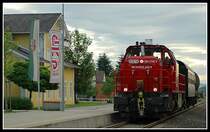 GKB 1700.1 mit ihrem VG bei der Durchfahrt der Haltestelle P�lfing-Brunn am 26.5.2006. Fr�her einmal war P�lfing-Brunn sogar ein Bahnknotenpunkt. Kurz nach dem Bahnhof zweigte die Sulmtalbahn nach Leibnitz ab. Heute sind nur noch die Geleise bis Gleinst�tten erhalten geblieben. Durch diese Anschlussbahn nach Gleinst�tten werden heute noch ein S�gewerk in Gasselsdorf, die Landwirtegenossenschaft Gleinst�tten, und die Firma Ziegelwerk Gleinst�tten bedient. Der Kesselwaggon, der hinter dem Dienstwaggon h�ngt, war an diesem Tag f�r die Landwirtegenossenschaft Gleinst�tten bestimmt.