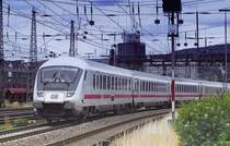 Ein Gewirr von Oberleitungen, bedeckt den Himmel �ber den ausfahrenden IC nach Hannover. Aufnahnme mit 200 mm Telezoom.
Aufn. 2006.