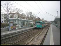 Am letzten Tag des Jahres 2006 habe ich mit einem Freund einen Fotoausflug zum n�rdlichen Streckenabschnitt der Linie U6 unternommen. Bei leider suboptimalen Lichtverh�ltnissen kamen die
Ptb-Triebwagen 723 und 746 (in alter Farbgebung) in Fahrtrichtung
Ostbahnhof und fuhren in die Station Stephan-Heise-Stra�e ein. Der Fahrer hatte die Nummerntafel nicht im F�hrerstand, daher war es nicht m�glich, die Zugnummer zu bestimmen.