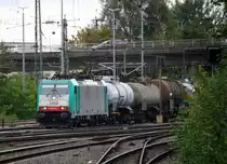 Die Cobra 2808 kommt aus Richtung Montzen/Belgein mit einem kurzen gemischten Güterzug aus Antwerpen-Noord(B) nach Köln-Gremberg und fährt in Aachen-West ein.
Aufgenommen vom Bahnsteig in Aachen-West bei Wolken am vormittag vom 26.9.2014.