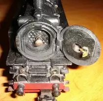 Die TP 800 ist neben der TT 800, durch die sie 1951 abgel�st wurde, eine der beiden M�rklin Dampfloks, bei denen sich die Rauchkammert�r �ffnen lie�. Es wurde sogar eine Imitation des Rauchrohrpaketes sichtbar- Der Pinn�kel in der Mitte dient zur manuellen Umschaltung der Fahrtrichtung. Einen manuellen Umschalter hatten damals alle M�rklin Loks. Offenbar traute man dem Umschaltrelais nicht uneingeschr�nkt - wobei ein gut eingestellter Fahrtrichtungsschalter auch heutzutage noch zuverl�ssig funktioniert. Der Hand-Umschalthebel entfiel bei M�rklin aber erst Mitte der 60er Jahre.
Aufnahme 28.09.2014