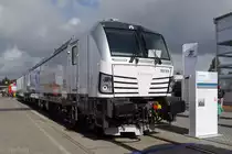 Die fabrikneue Vectron 193 970 ist zusammen mit der erst vor wenigen Tagen zugelassenen Diesel-Vectron 247 901 auf der Innotrans 2014 ausgestellt. 
(27.09.14)