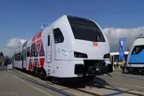 Nur noch wenige Monate wird es dauern bis er fährt: Der neue Flirt 3 von Stadler wird zum Fahrplanwechsel im Dezember auf dem RE-Netz-Südwest für DB Regio eingesetzt.
Auf der Innotrans 2014 konnte man von innen und außen die neue Fahrzeiggeneration begutachten, die die 111er mit Doppelstockwagen von Trier ablößen wird.
(27.09.14)