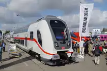 Der Regionalzug im Fernverkehr-Standard.

Auf der Innotrans 2014 präsentierte Bombardier seine neuen IC-Doppelstockwagen, die eigentlich schon seit 2013 schrittweise eingesetzt werden sollten, aber noch keine Zulassung haben. Aktuell geht man von einem Einsatzbeginn Mitte 2015 aus.
(27.09.14)
