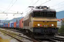 Die 363 005 besitzt mittlerweile als letzte Maschine ihrer Reihe noch die originale ockergelb/ grüne Farbgebung.
Am 26.09.2014 erreicht sie mit einem langen Containerzug den Bhf. Maribor.
