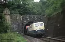 140281 verläßt am 2.6.1988 um 12.31 Uhr mit einem Güterzug den Lengericher Tunnel in Richtung Norden.