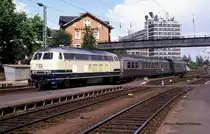 Am 4.7.1988 steht um 15.26 Uhr 216109 mit einem Personenzug auf Gleis 13
im Bahnhof Gießen.