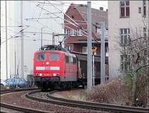 151 006-4 verl�sst mit einem G�terzug, Fahrtrichtung Rostock, den Hbf Stralsund.  (am 05.01.07)