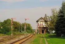 Die Flügelsignale mit dem Stellwerk B2, am 16.09.2014 in Thale Hbf.