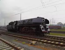 01 1533 der Österreichischen Gesellschaft für Eisenbahngeschichte (ÖGEG) setzt hier am 06.09.2014 im Schweinfurter Hauptbahnhof soeben um und wird kurz darauf mit ihrem Sonderzug in Richtung Meiningen zu den XX. Dampfloktagen fahren. Die Herkunft des Zuges blieb mir leider unbekannt. Vielleicht kann  mir da jemand aus der BB-Gemeinde aushelfen?