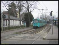 Sieht eher aus wie Stra�enbahn als nach U-Bahn, aber auf dem Netz der U-Bahn Frankfurt am Main gibt es sowieso nur eine Linie, bei der die Bezeichnung U-Bahn zutreffend ist, weil sie auf der ganzen Strecke unterirdisch f�hrt. Alle anderen Strecken sind weitgehend als Stadtbahn auf eigener oberirdischer Trasse mit einem geringen unterirdischen Streckenanteil. Der 5. Zug der Linie U6 fuhr am 31.12.2006 mit den Ptb-Triebwagen 718 und 693 in die Station Fischstein mit Fahrtrichtung Heerstra�e ein.