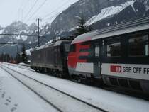 Der IC aus Bern traf 4.1.2007 mit einer Stunde Versp�tung in Kandersteg ein. Leider war mir die Sicht auf die eigentliche Zuglok versperrt, sodass ich die 460 035 nicht fotografieren konnte. Am Ende des Zuges war aber die vermisste BR 185 566-7 angeh�ngt, die ihren G�terzug in Kandersteg stehen liess, um der wohl etwas sehr  kraftlosen  460 035 die Nordrampe hinauf zu helfen! 
